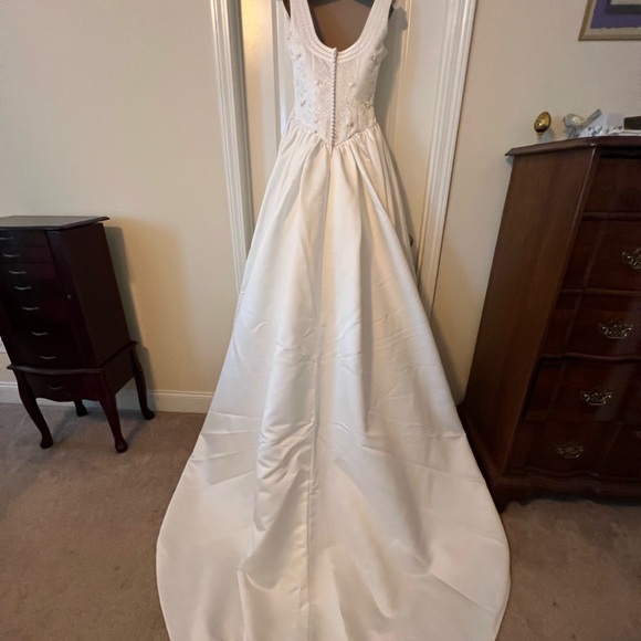 Dresses & Skirts - Michaelangelo Wedding dress Ivory Size 8, veil and petticoat